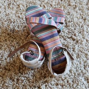 Tom's size W7 sandals